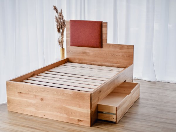 Dubová čalouněná postel