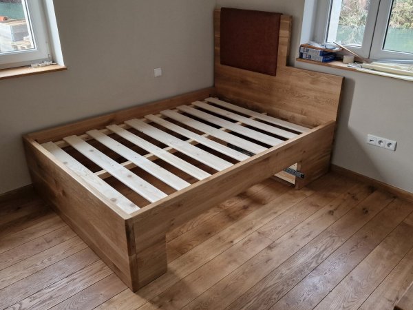 České Matrace - masivní postel - Dubová postel s čalouněním a úložným prostorem VI