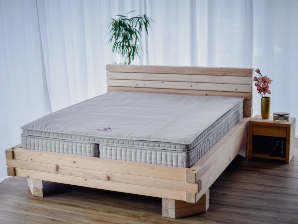 České Matrace - masivní postel - Smrková postel z trámků V