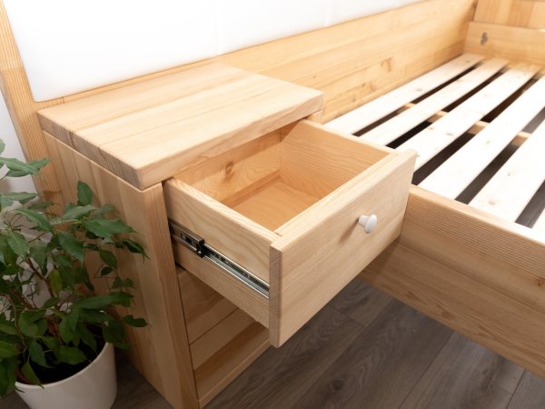 Jasanová masivní postel s čalouněním - detail stolek