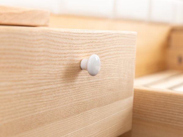 Jasanová masivní postel s čalouněním - detail knopek