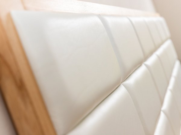 Jasanová masivní postel s čalouněním - detail čalounění