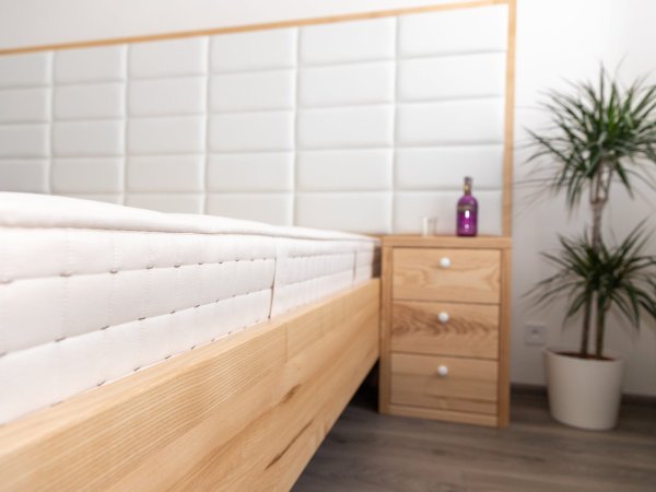 Jasanová masivní postel s čalouněním - detail bočnice