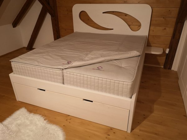 České Matrace - masivní postel - Smrková postel s designovým čelem II