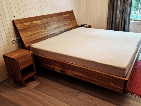 Plovoucí dubová postel s rovným čelem - matrace a stolky