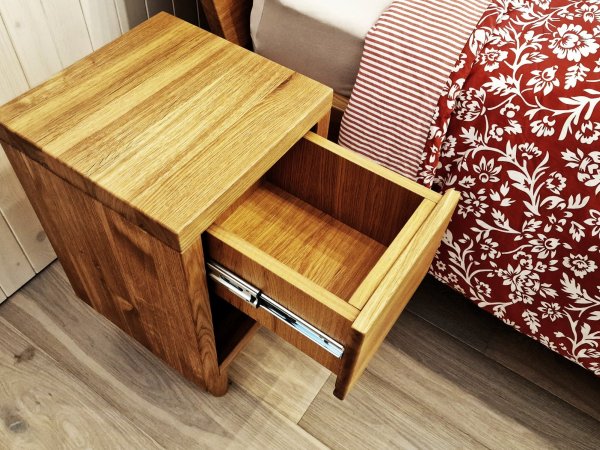 Plovoucí dubová postel s rovným čelem - stolek otevřený