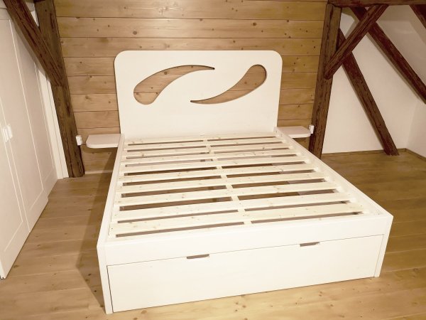 <span>masivní bělená</span>SMRKOVÁ<span>postel s úložným prostorem</span>