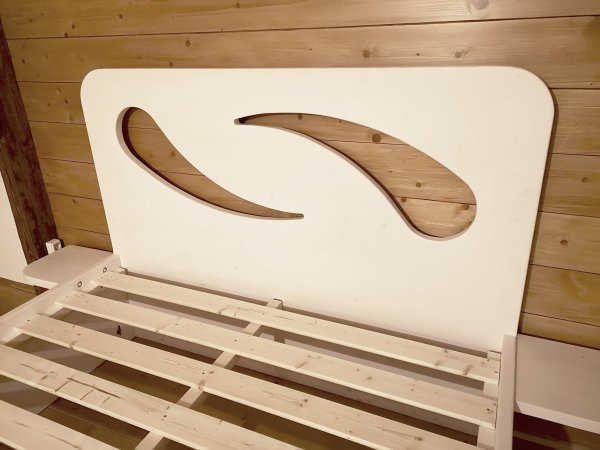 masivní smrková postel s designovým čelem a úložným prostorem - čelo